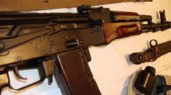 На Прикарпатті винесли вирок пенсіонерці, яка закопала на подвір’ї автомат