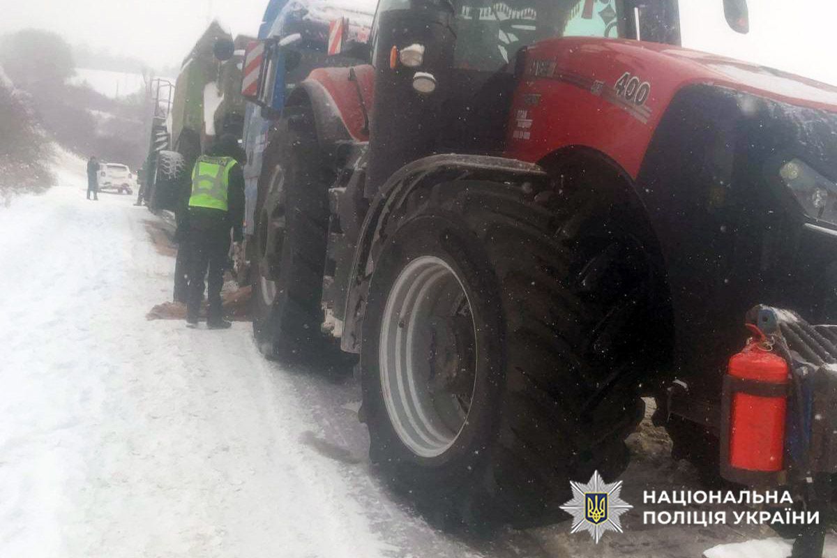 На Хмельниччині під час буксирування трактор на смерть збив водія вантажівки