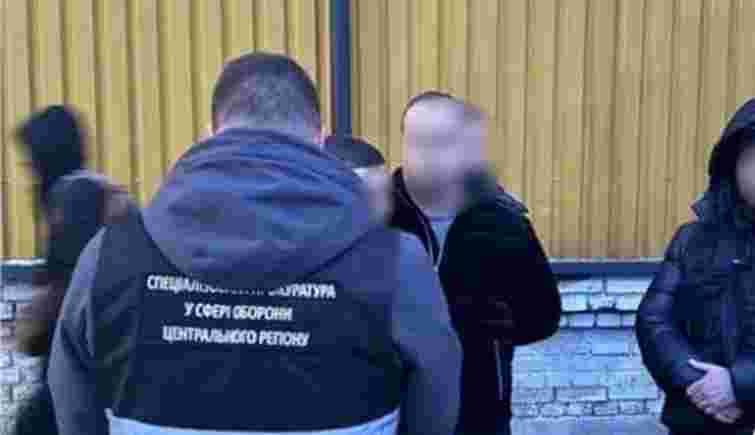 Київського адвоката затримали на хабарі 9 тис. доларів за зняття з розшуку ухилянта