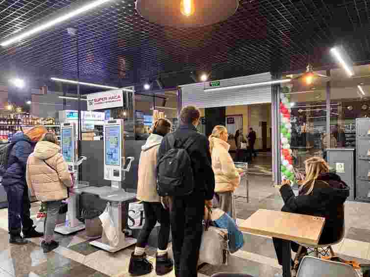 Частина супермаркетів у Києві та області призупинила роботу через відключення світла