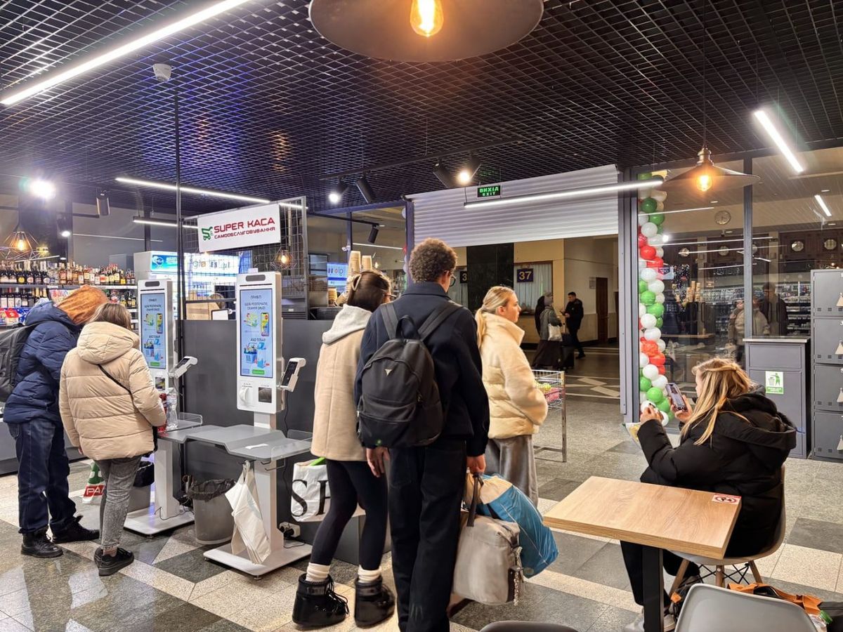 Частина супермаркетів у Києві та області призупинила роботу через відключення світла
