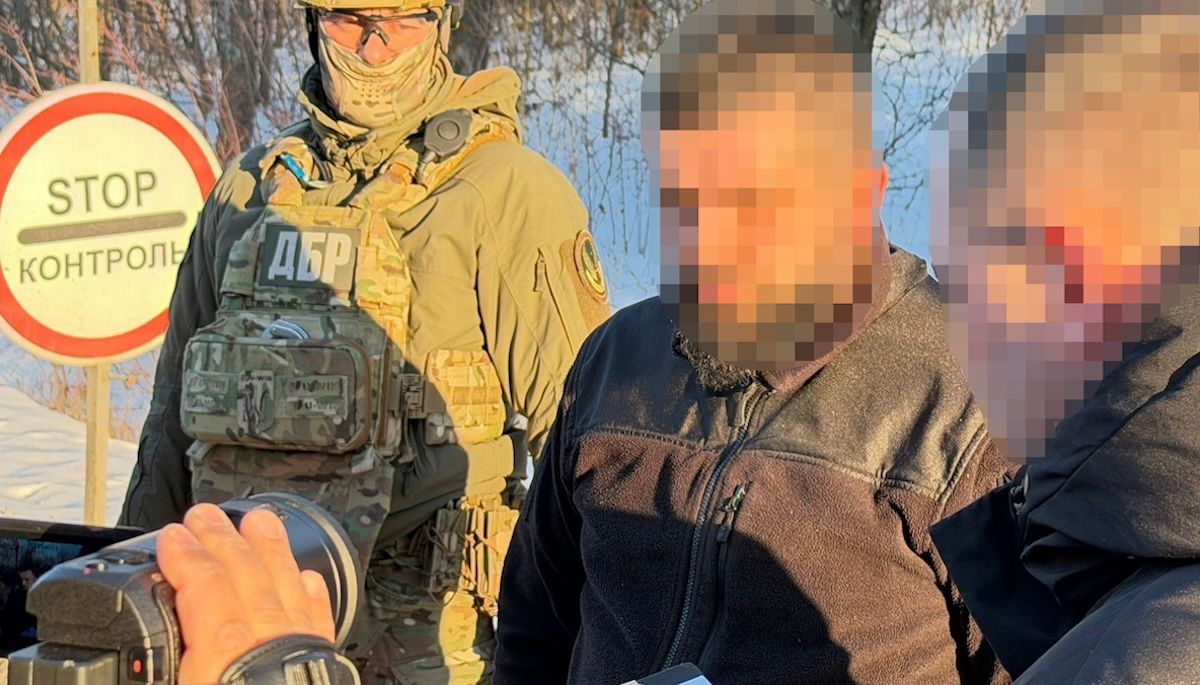 На Буковині затримали митника, який брав по 100 доларів за кожен контрабандний iPhone