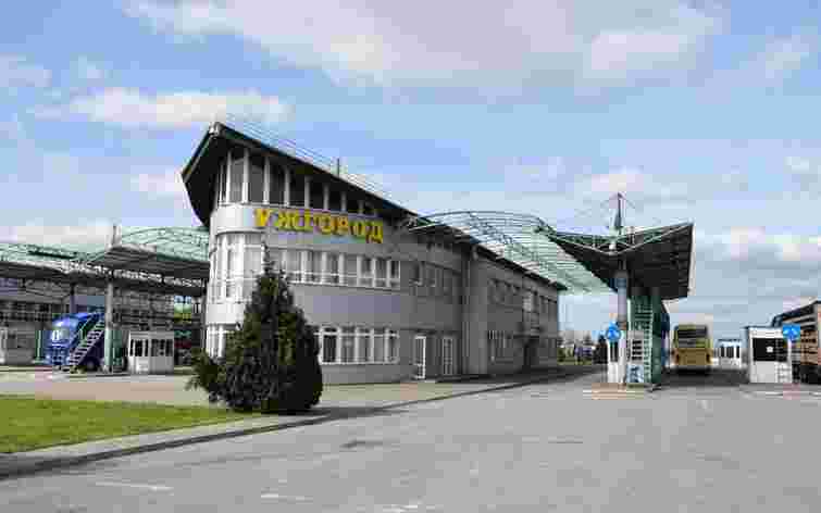 Митника на Закарпатті звільнили після вимагання «на каву» з імпортера авто