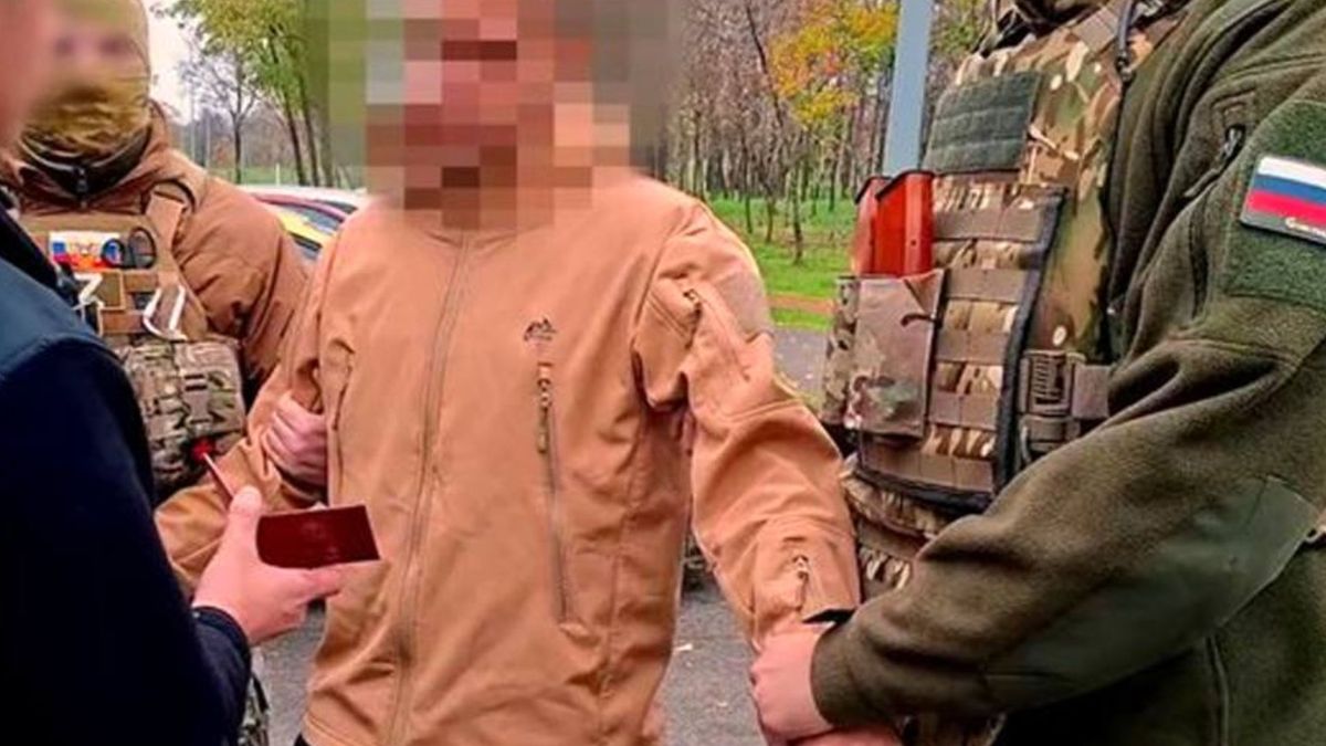 В окупованому Маріуполі росіяни незаконно затримали підлітка нібито за держзраду