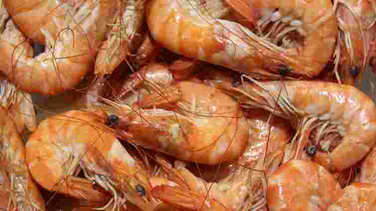 Вам не треба ніж: як швидко і легко дістати нутрощі з креветок