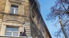 У Львові дахи будинків чистять від буруль. Фото дня