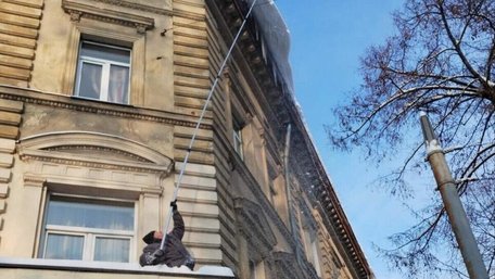 У Львові дахи будинків чистять від буруль. Фото дня