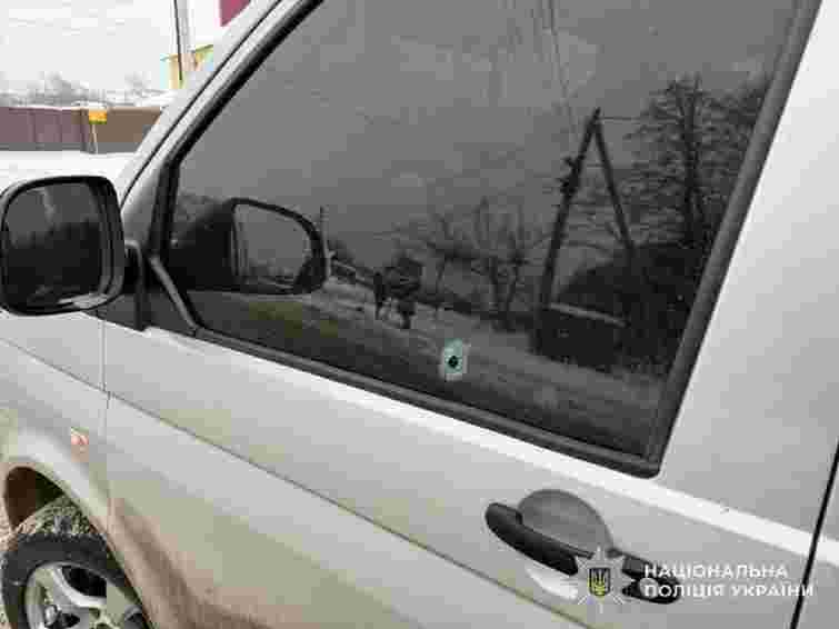 Біля Львова водій Volkswagen  розстріляв бус ТЦК і втік