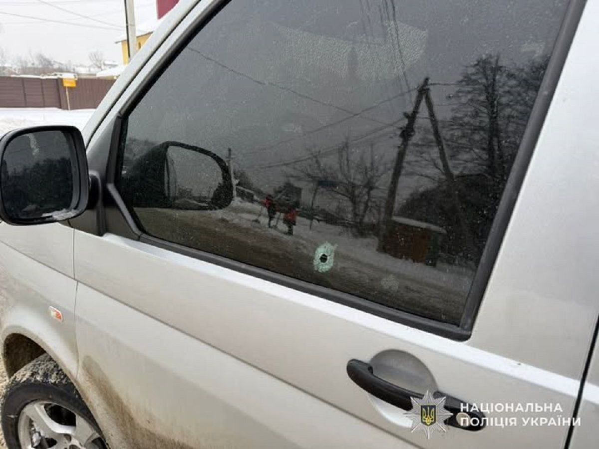 Біля Львова водій Volkswagen  розстріляв бус ТЦК і втік