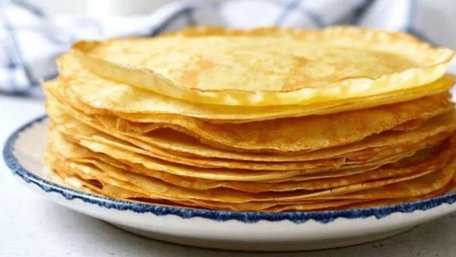 Навіть хороша сковорідка не допоможе: що додати в тісто, щоб млинці не рвалися 