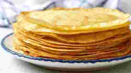 Навіть хороша сковорідка не допоможе: що додати в тісто, щоб млинці не рвалися 