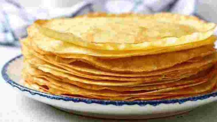 Навіть хороша сковорідка не допоможе: що додати в тісто, щоб млинці не рвалися 