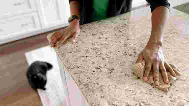 Стійкі, та не до всього: як відчистити гранітні стільниці від плям