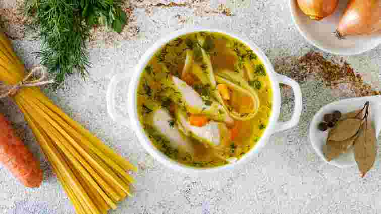 Насичений аромат та смак: які спеції обовʼязково варто додати до бульйону