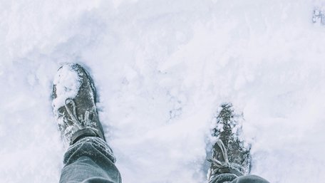 Чайні пакетики працюють краще, ніж здається: як позбутися запаху у взутті