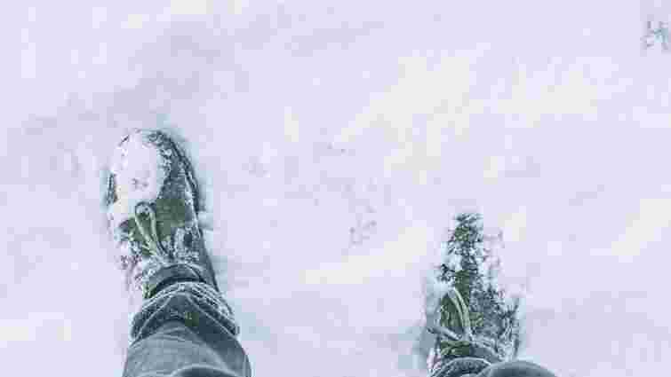 Чайні пакетики працюють краще, ніж здається: як позбутися запаху у взутті