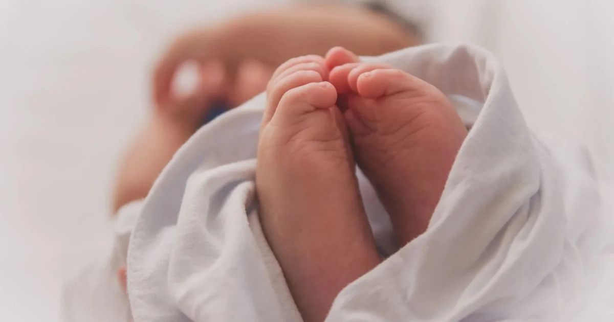У Тернополі в під'їзді багатоповерхівки знайшли немовля в пакеті
