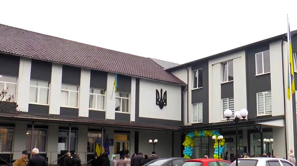 На Закарпатті керівник відділу освіти 5 років привласнював премії вчителів та директорів шкіл