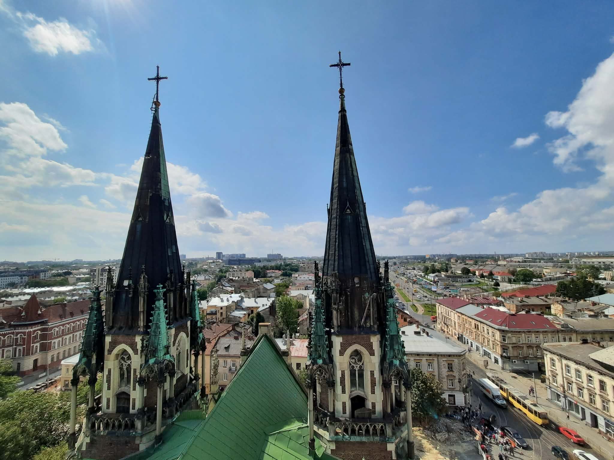 Дві менші вежі біля головного входу (фото ZAXID.NET)