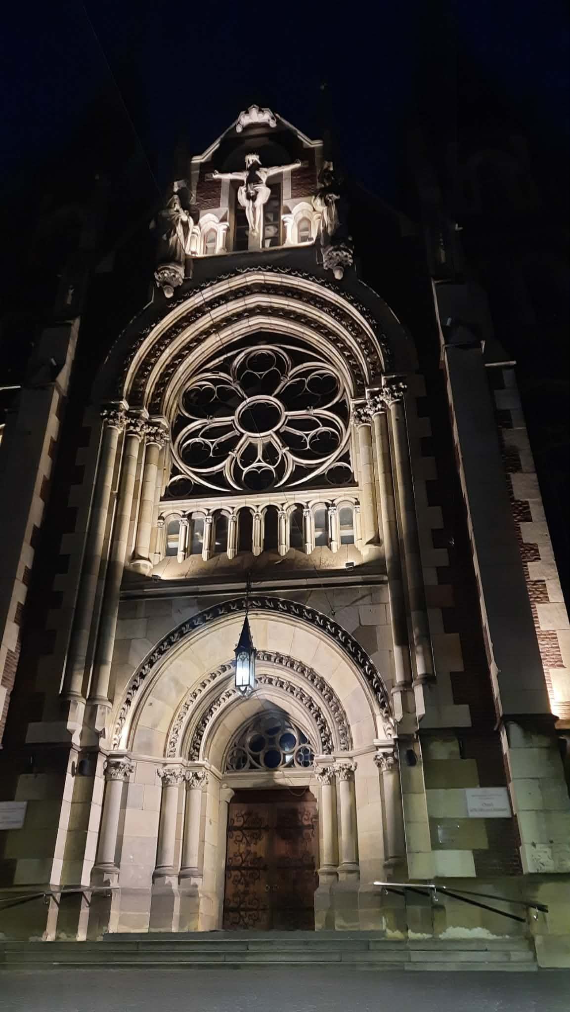 Розп’яття з пристоячими і розета над перспективним порталом входу (фото ZAXID.NET)