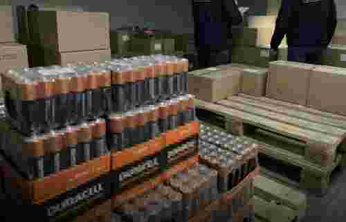 У гаражі біля Львова викрили виробництво підроблених батарейок Duracell