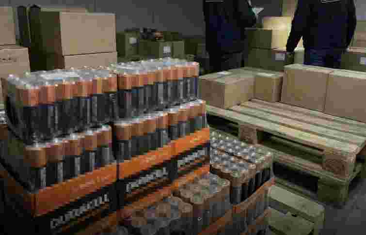 У гаражі біля Львова викрили виробництво підроблених батарейок Duracell