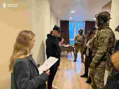 У Харкові затримали очолюване поліцейським угрупування, яке видурило у наркозалежних 10 млн грн