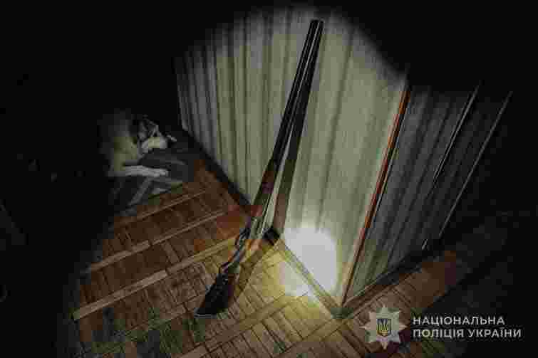 У Луцьку поліцейський закрив собою жінку та дитину, в яких стріляв родич із рушниці