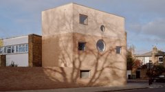 Складна геометрія: у Лондоні звели житловий будинок на місці цегельного заводу