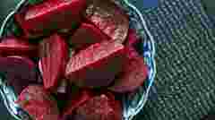 Всього 7 хвилин: два способи швидко зварити моркву та буряк для салату