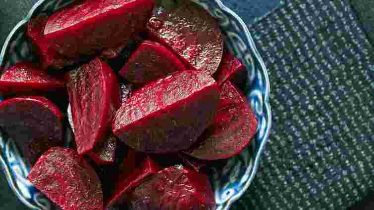 Всього 7 хвилин: два способи швидко зварити моркву та буряк для салату