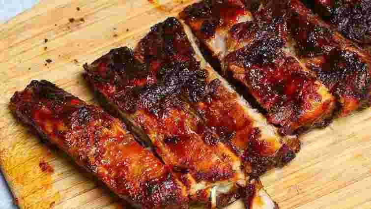 Соковиті і румʼяні: скільки і при якій температурі слід готувати ребра в аерогрилі