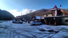 Власник придорожнього кафе на Закарпатті спустив на туристів собак