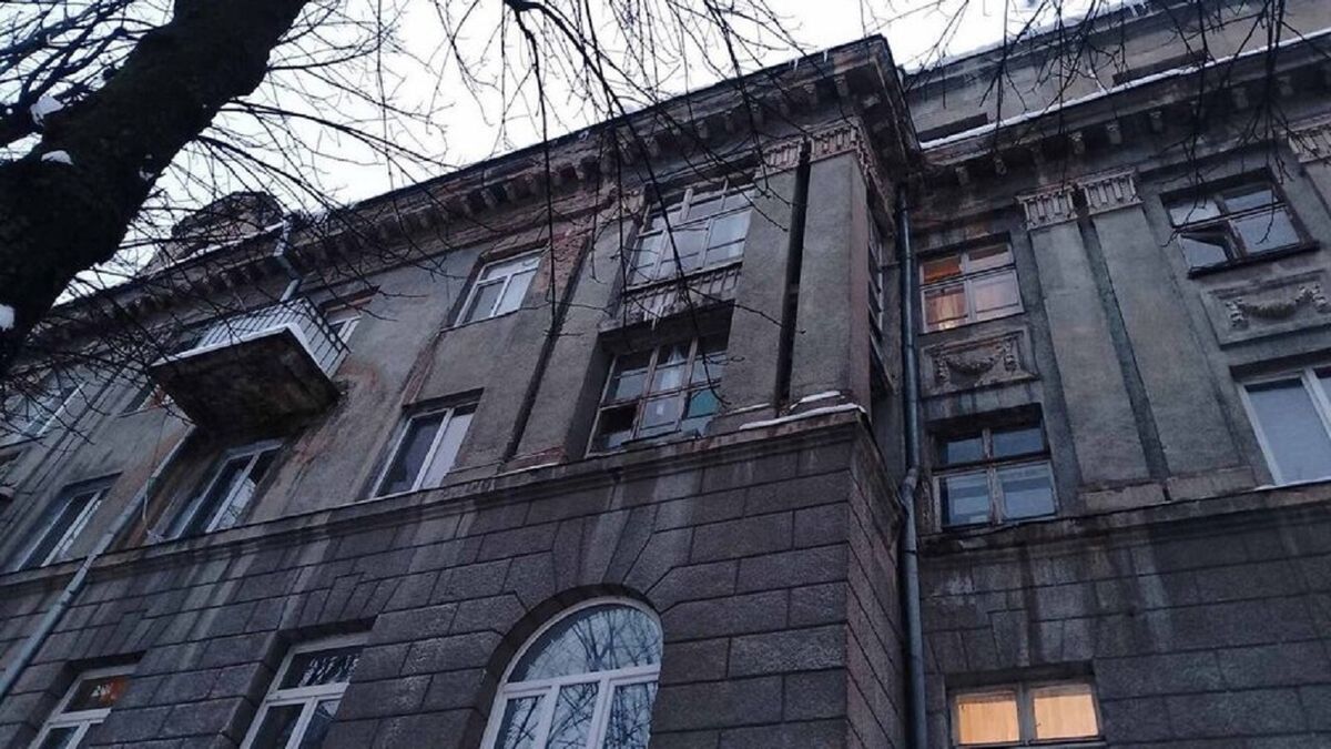 20-річного хлопця госпіталізували після падіння снігу з даху будинку у Львові