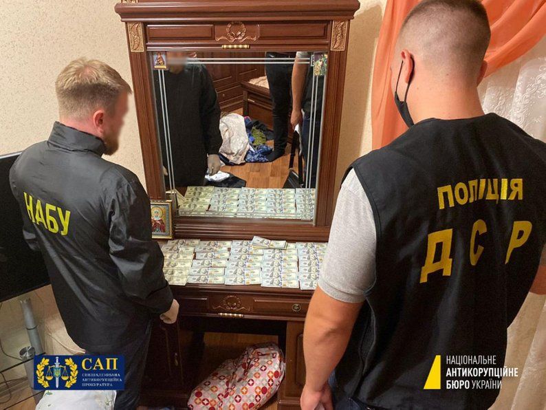 Під час обшуків вдома у судді знайшли 50 тис. доларів