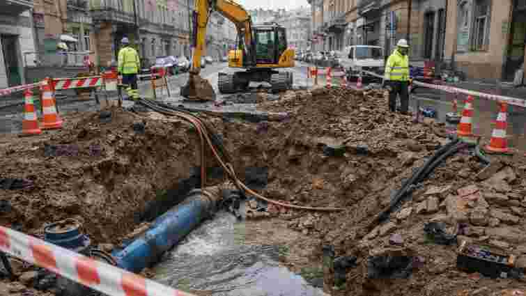 Через прорив водопроводу у центрі Львова близько 30 вулиць без води
