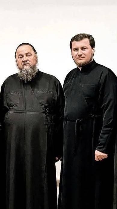 Василь Ковальчук-молодший разом зі своїм батьком благочинним Сторожинецького округу УПЦ МП Василем Ковальчуком