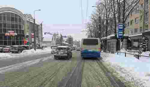 У тернопільській маршрутці водій під час закриття дверей зламав школяреві руку