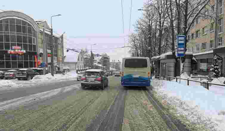 У тернопільській маршрутці водій під час закриття дверей зламав школяреві руку