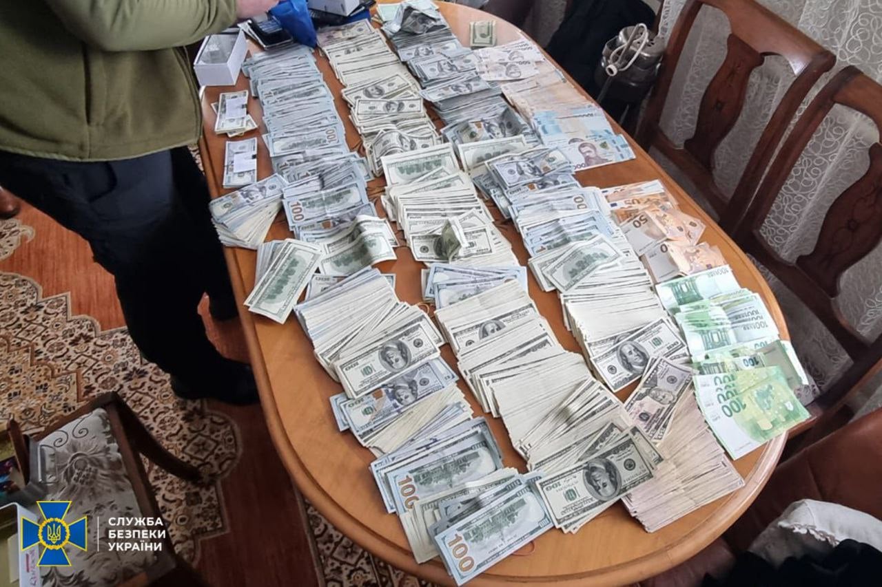 Вилучені гроші під час обшуку