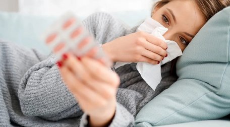 Яких продуктів і напоїв слід уникати взимку, щоб зменшити ризик застуди та кашлю