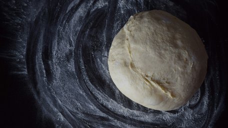 Як приготувати ідеальне тісто для пельменів, щоб після заморозки не розварювалося