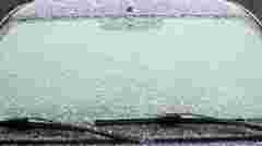 Не буде жодної подряпини: як безпечно почистити лобове скло від льоду