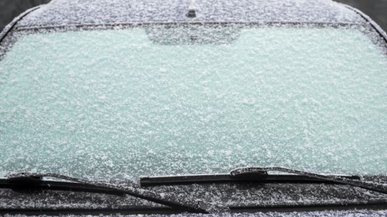 Не буде жодної подряпини: як безпечно почистити лобове скло від льоду