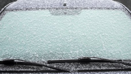 Не буде жодної подряпини: як безпечно почистити лобове скло від льоду