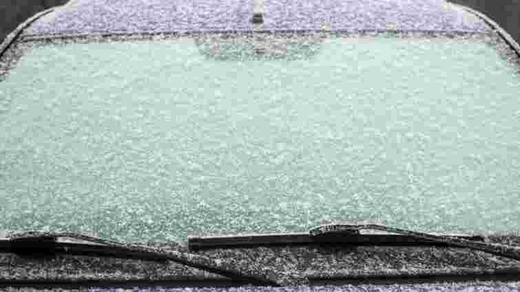 Не буде жодної подряпини: як безпечно почистити лобове скло від льоду