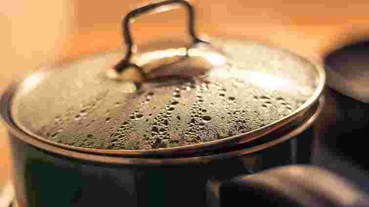 Знадобляться лише підручні засоби: як швидко відмити скляні кришки від жиру