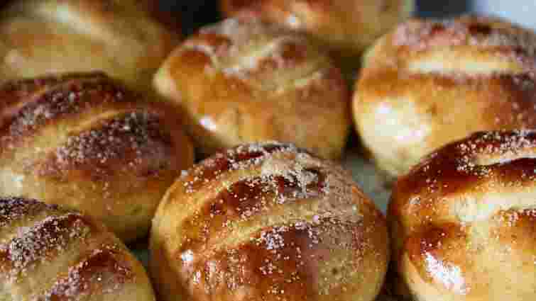 Рятуємо випічку від пригорання: навіщо класти сіль у духовку