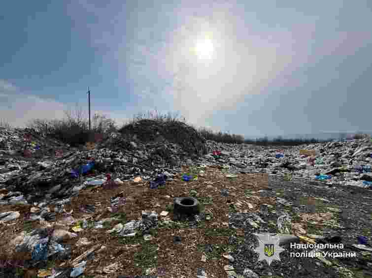 На Прикарпатті посадовця-втікача підозрюють у влаштуванні стихійного сміттєзвалища