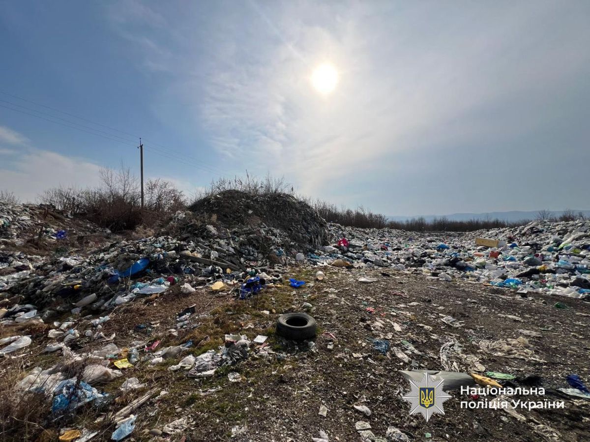 На Прикарпатті посадовця-втікача підозрюють у влаштуванні стихійного сміттєзвалища
